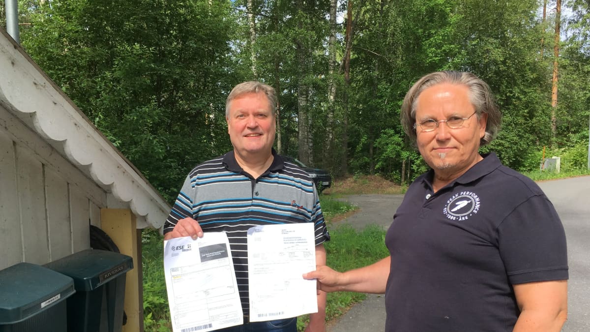 Arto Kivekas ja Jouni Taskinen saavat erikokoiset laskut vierekkäin oleviin postilaatikoihin.