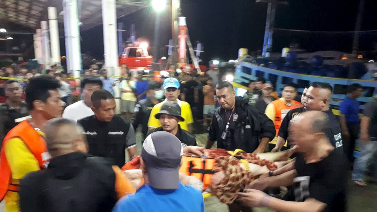 Veneturmasta pelastettuja matkustajia  tuodaan Phuketin satamaan.
