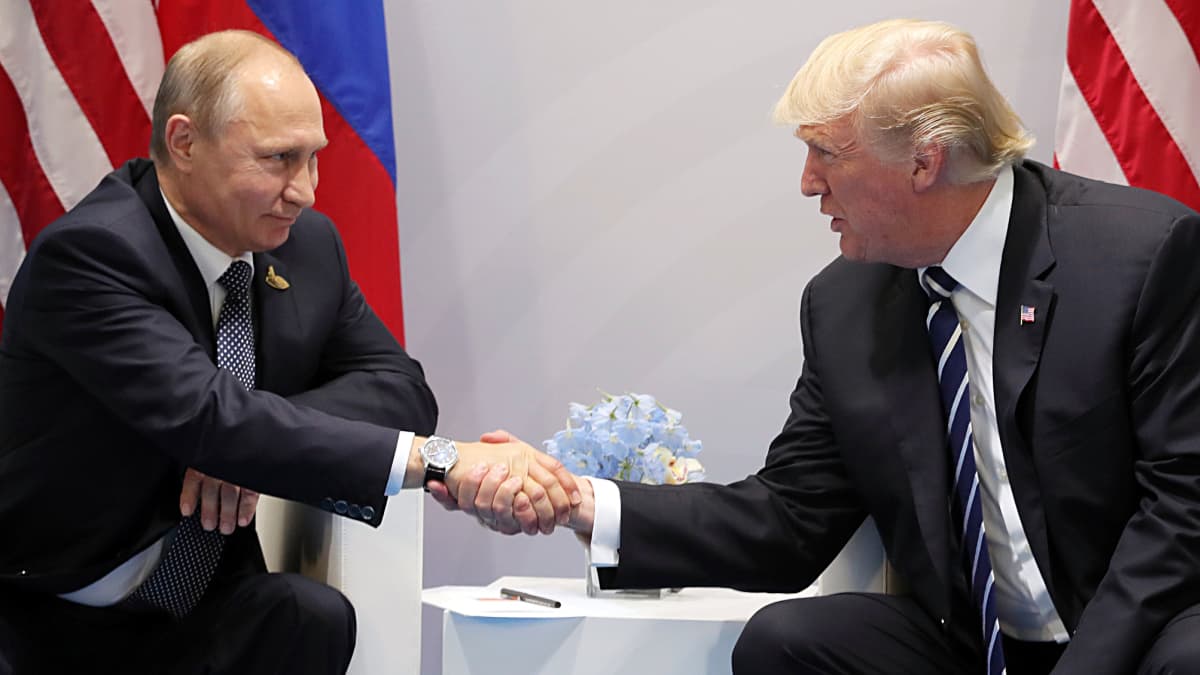 Vladimir Putin ja Donald Trump kättelevät.