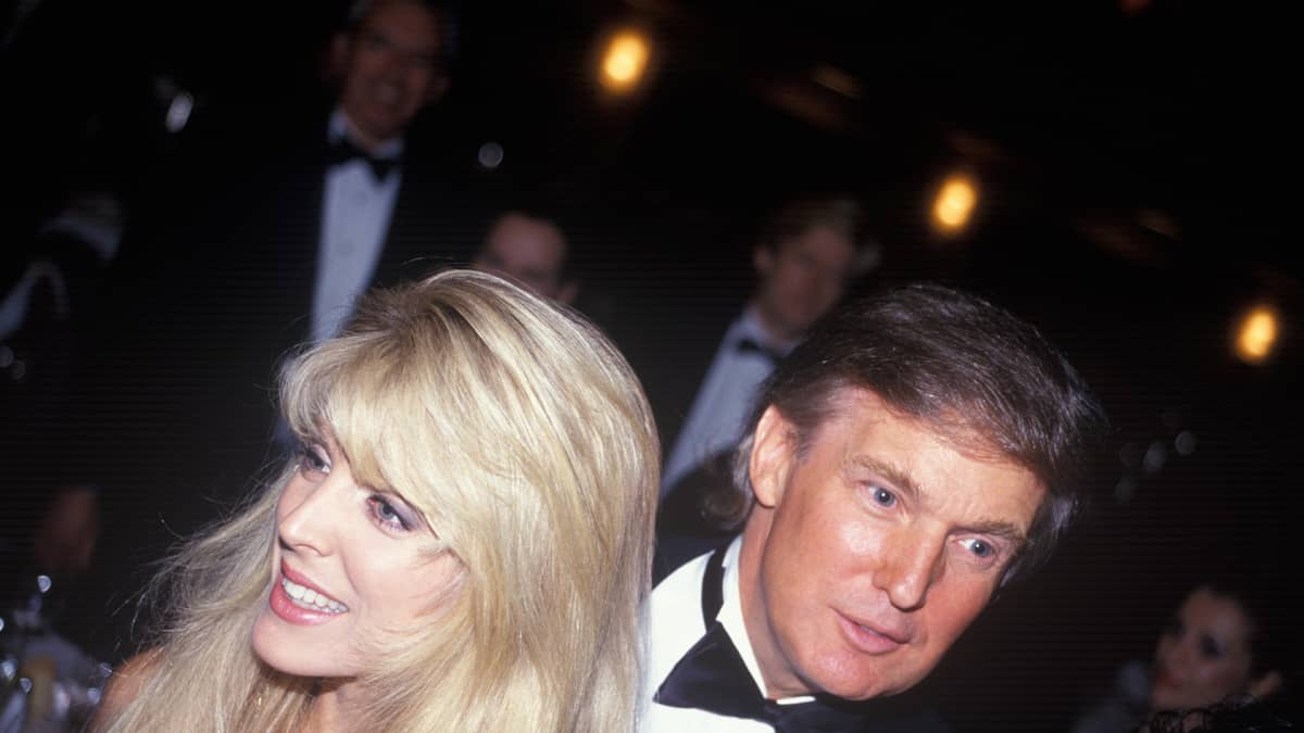 Kun Donald Trump ja hänen uusi naisystävänsä Marla Maples joutuivat lehdistön pyöritykseen Yhdysvalloissa, tarjosi kaukainen Suomi rauhaa medialta.