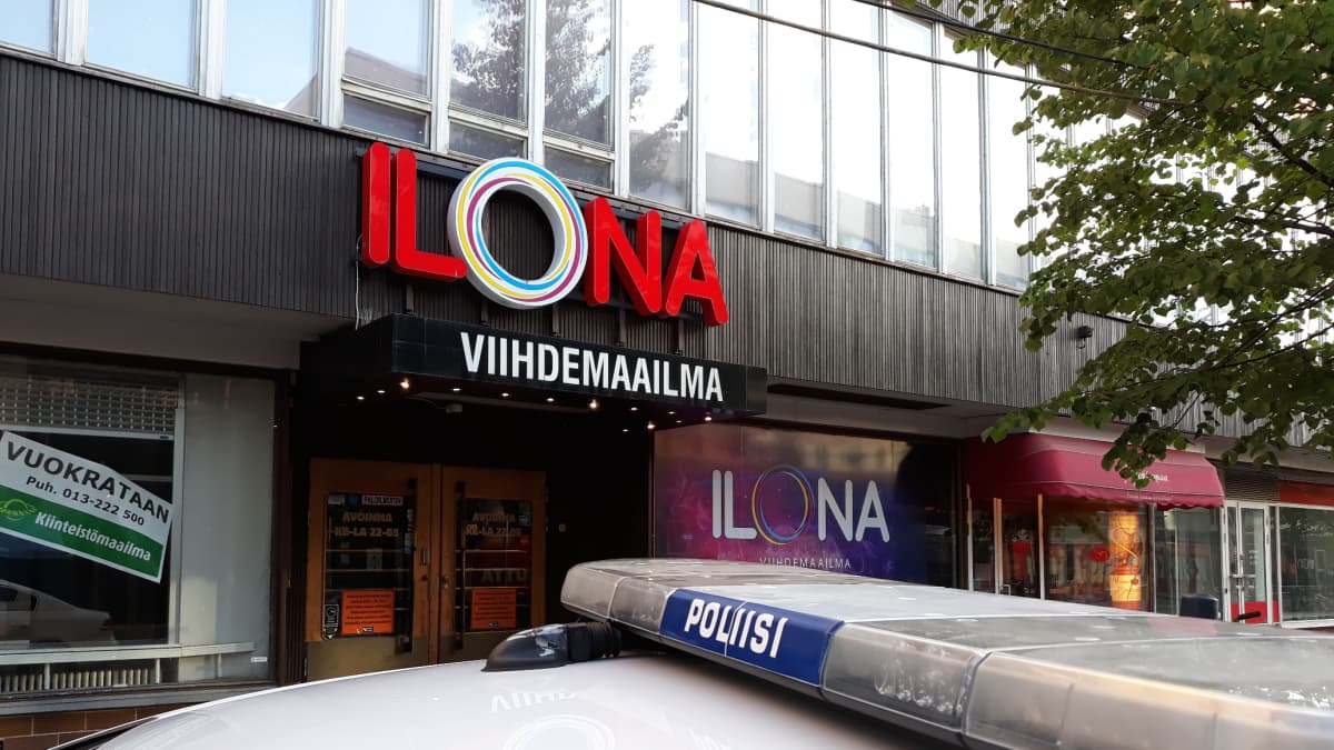 Poliisiauto Joensuun keskustassa sijaitsevan ravintolan edustalla 13.7.2018.