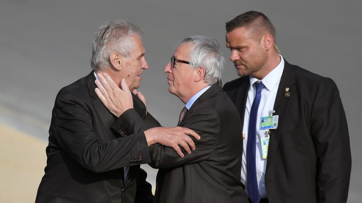 Jean-Claude Juncker tervehtii illallisvierasta