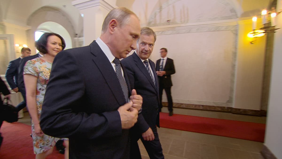 Vladimir Putin saapuu Sauli Niinistön seurassa presidentinlinnaan.