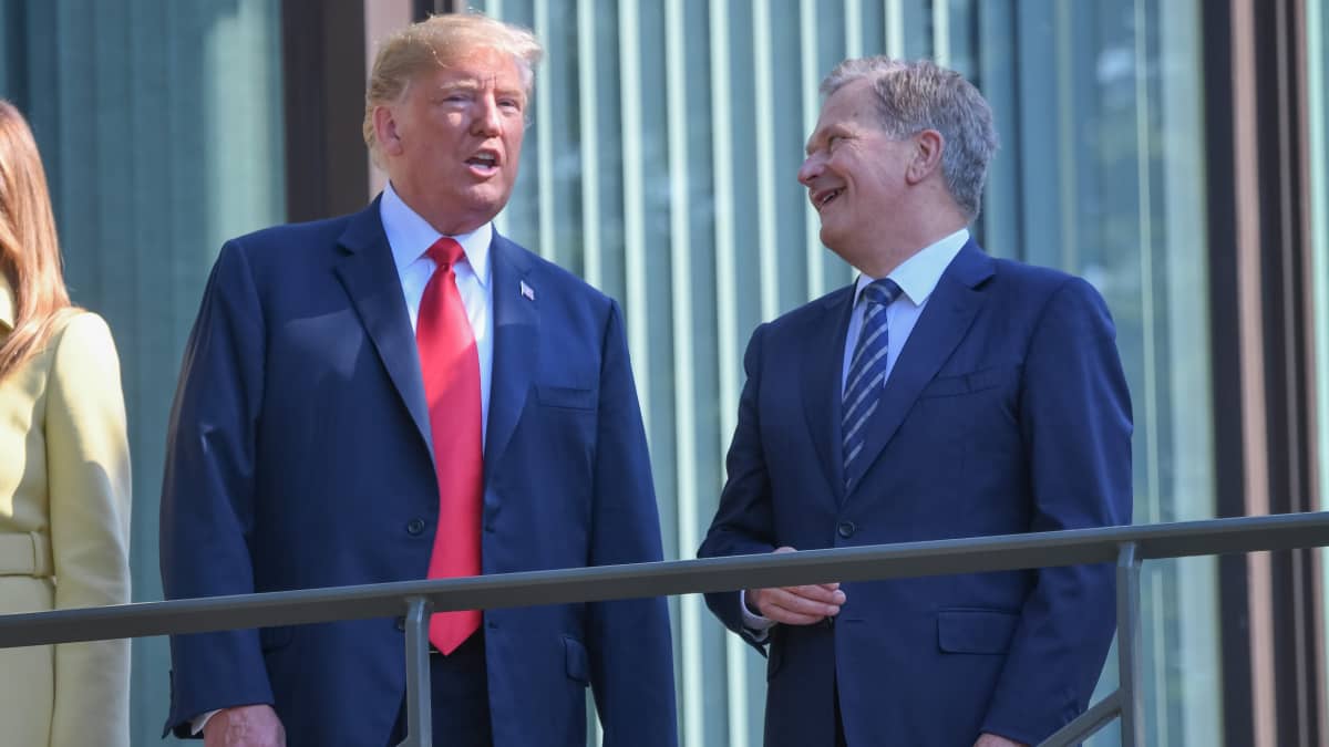 Niinistö naureskelee Trumpin kanssa.