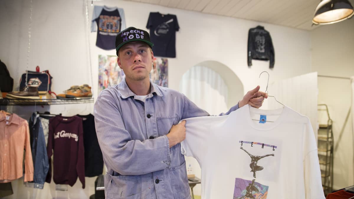 Helsinkiläisen Variety vintageliikkeen omistaja Juho Pihlajaoja.