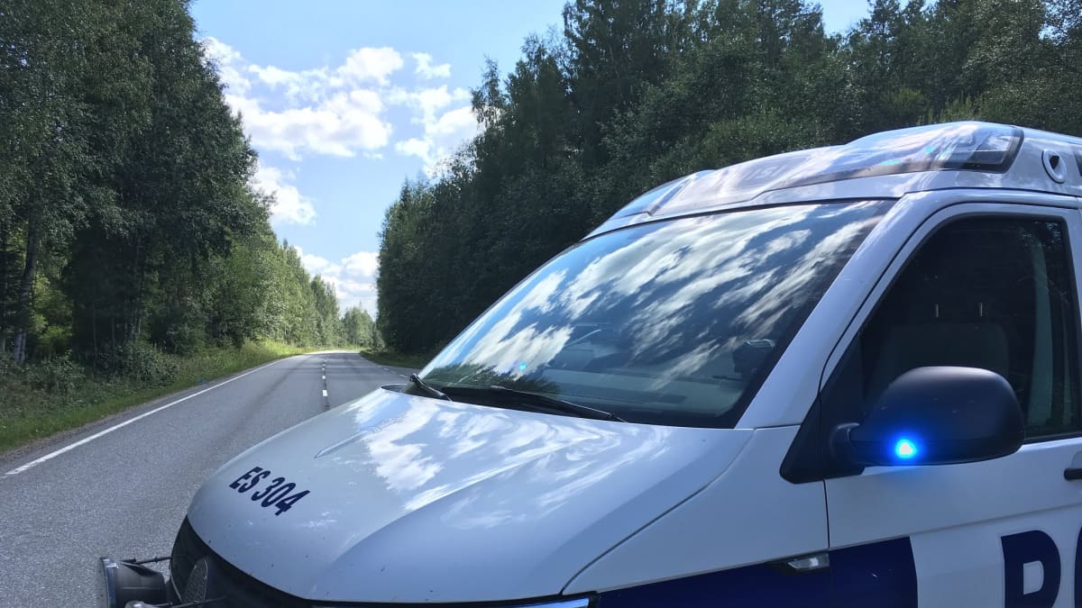 Poliisiauto Varpasentiellä Mämmijärventien risteyksessä Mäntyharjulla.