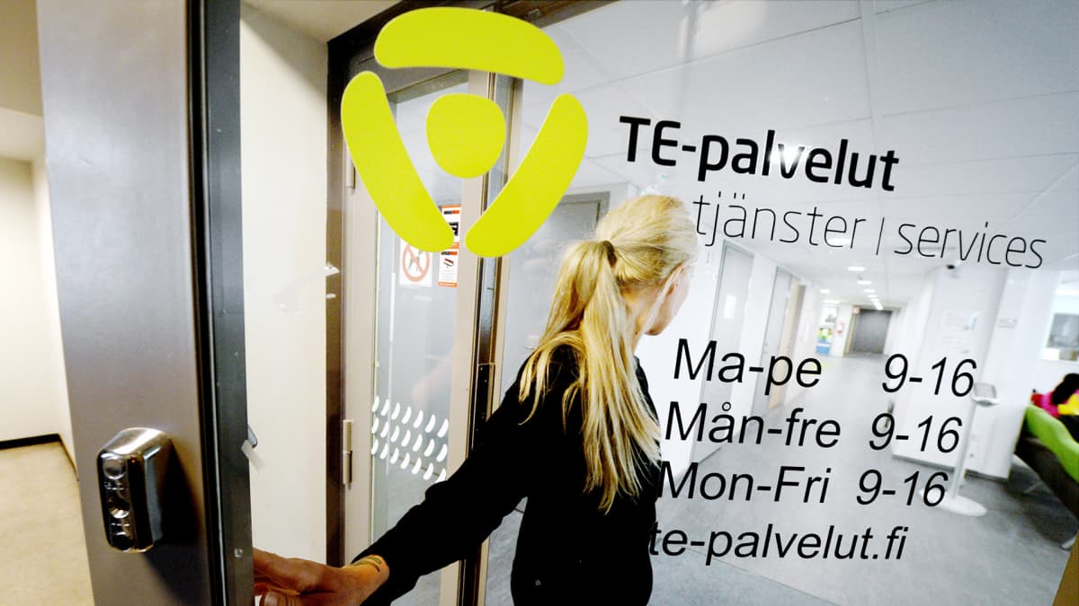 Henkilö menossa työvoimatoimistoon.