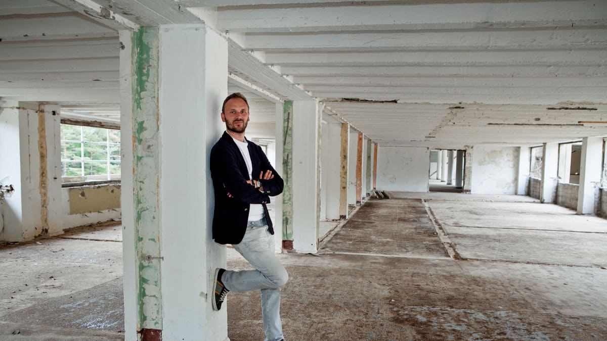 Mies rakennuksessa.