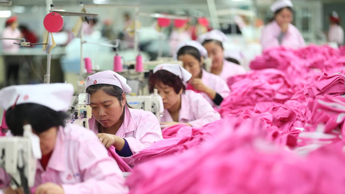 Kiinalaisnaisia tehtaassa töissä.