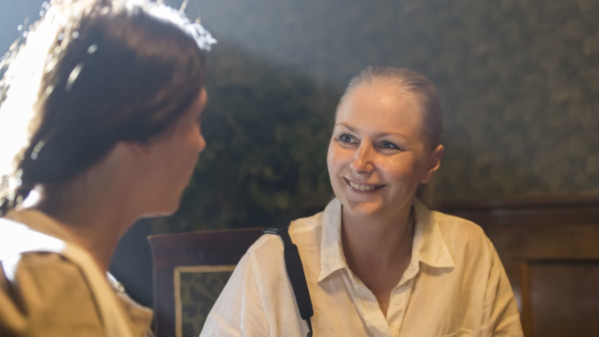Zaida Bergroth ohjaa Salomea näyttelevää Satu Tuuli Karhua.
