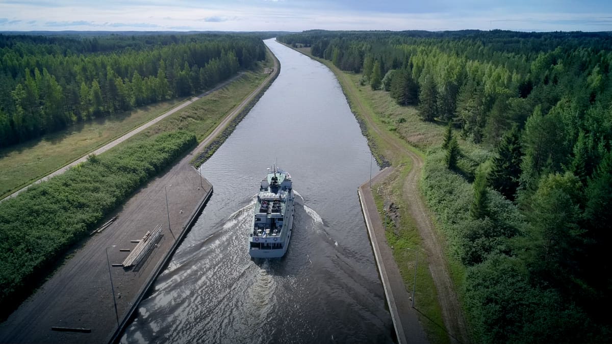 Matkustajalaiva Saimaan kanavalla.