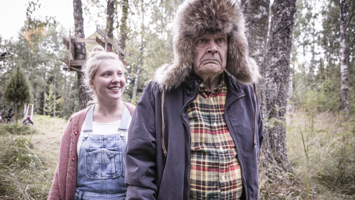 Heikki Kinnunen ja Satu Tuuli Karhu elokuvassa 'Ilosia aikoja, Mielensäpahoittaja'.