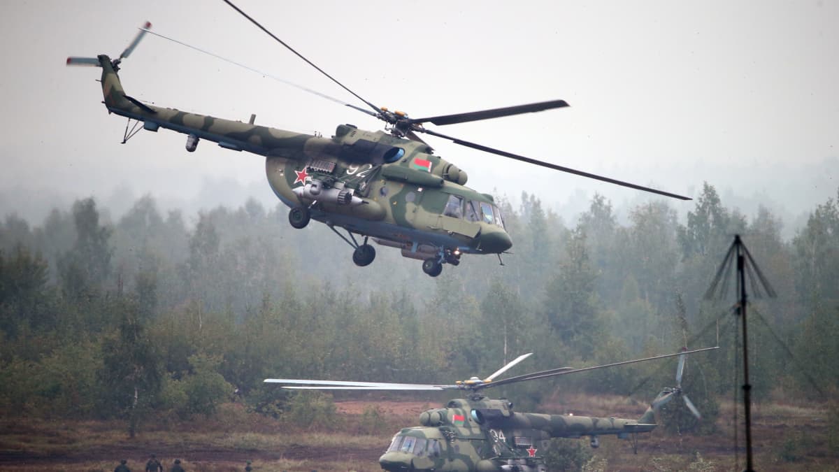 Valkovenäläiset helikopterit ja laskuvarjojääkärit keskellä sotaharjoitusta.