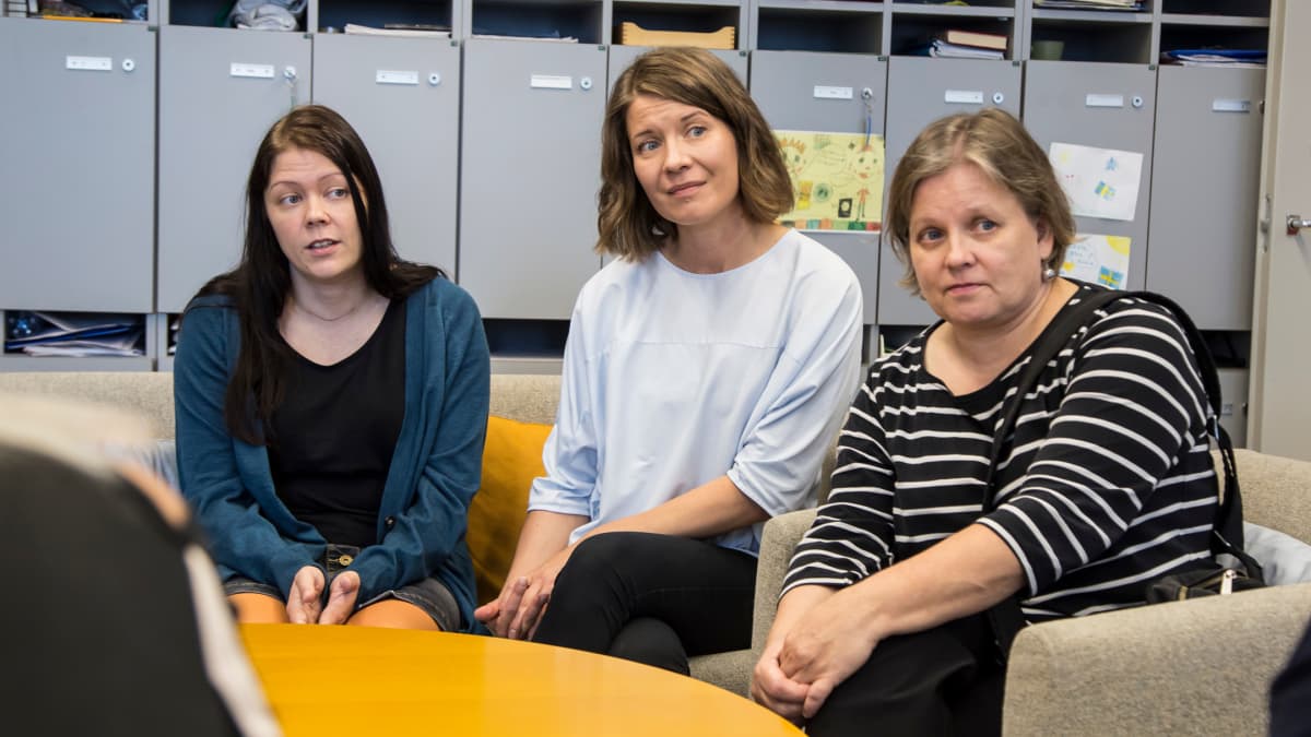 Itäkeskuksen peruskoulun opettajat Nadja Sokura (vas.), Reetta Yrttiaho ja Anna-Elina Huovio eivät koe opetussuunnitelman sitovan opettajan käsiä. Monikulttuurisessa Itä-Helsingissä kaikenlaiseen erilaisuuteen on muutenkin totuttu. "Tämä on tällainen sulatusuuni", sanoo Huovio.