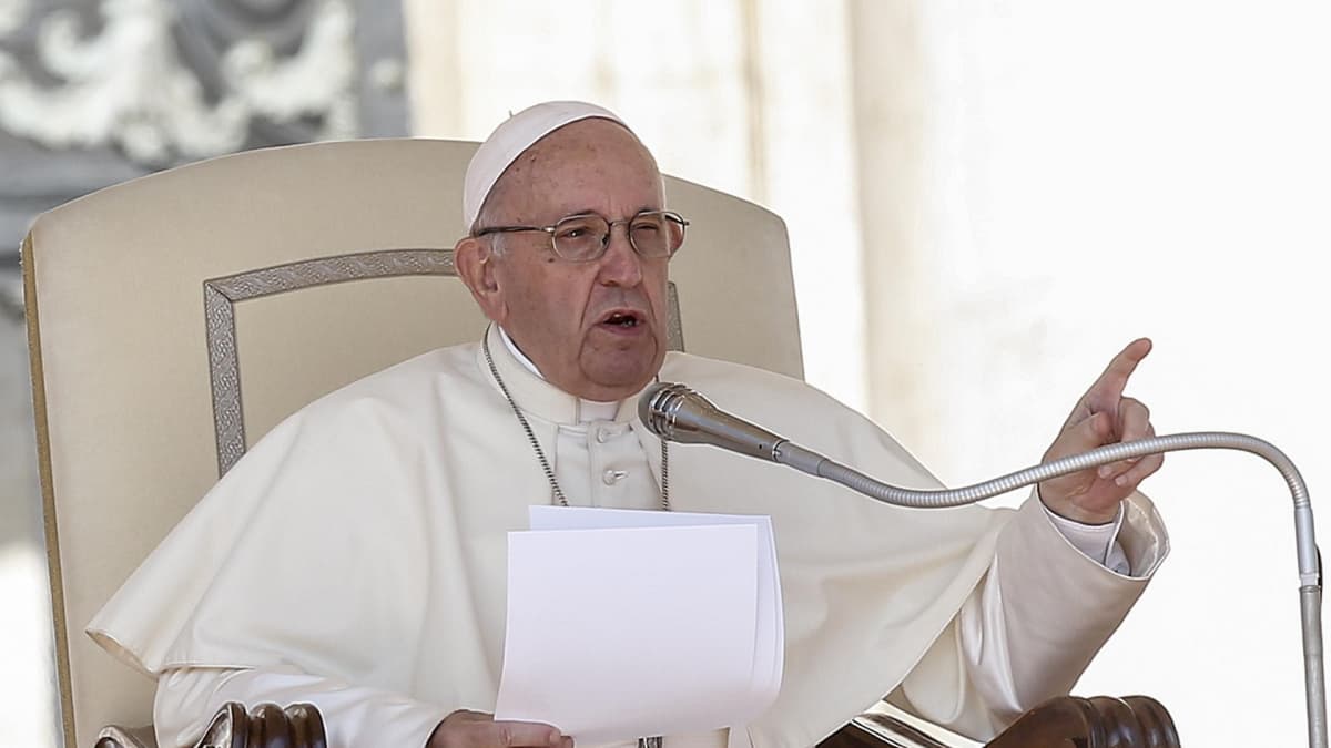 Katolisen kirkon nykyinen paavi Franciscus istuu virkatuolissaan ja puhuu.