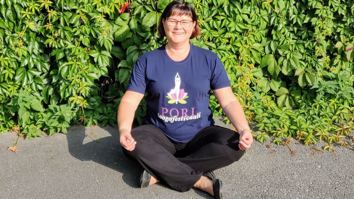 Päivi Heurlin jooga-asennossa