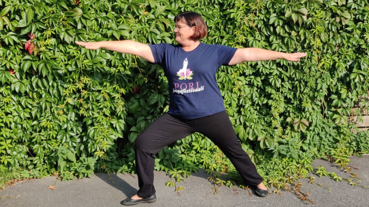 Päivi Heurlin joogaa.
