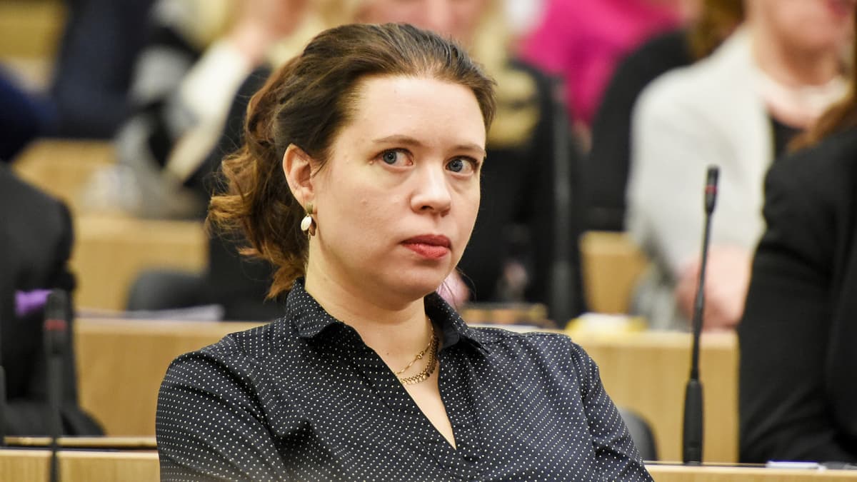 Anna Kontula eduskunnan kyselytunnilla.