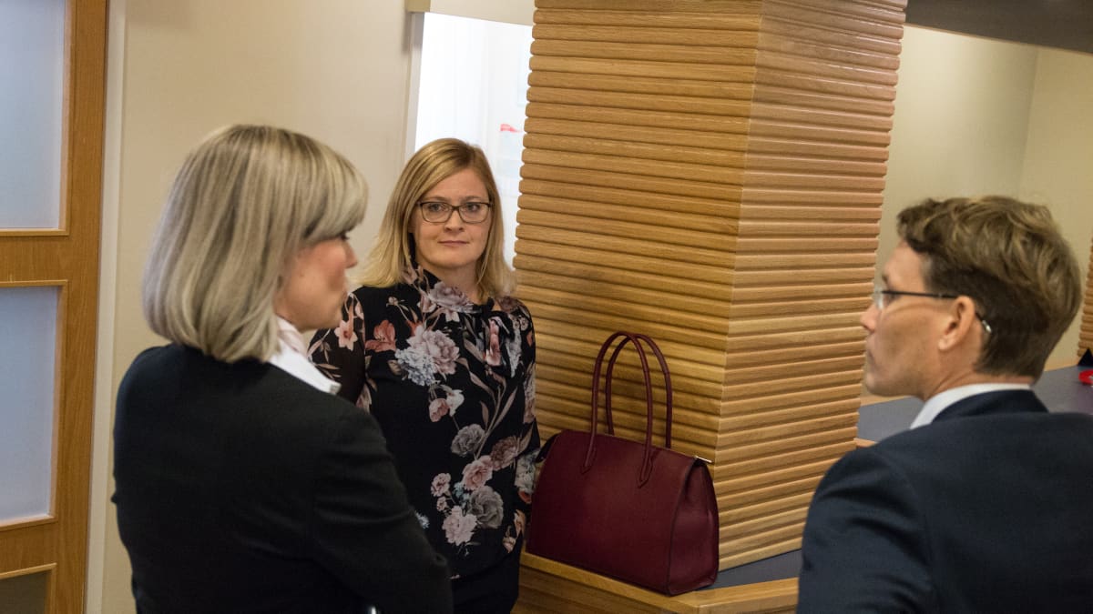 Syyttäjä Sari Anttonen, asianomistaja Anna Mäkelä ja Mäkelän asianajaja John-Henrik Spåre oikeuden istunnon tauolla.