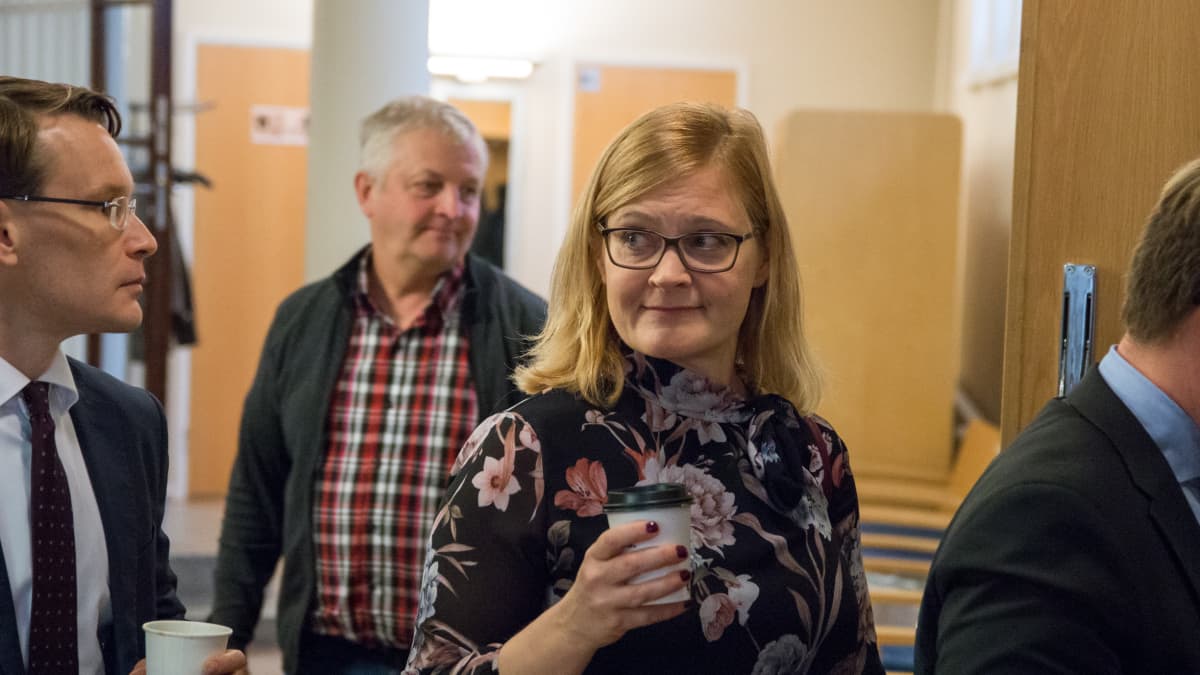 Anna Mäkelä palasi istuntosaliin kahvitauon jälkeen. Mäkelän kuuleminen on jatkunut jo yli viisi tuntia.