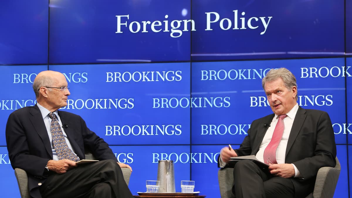 Presidentti Niinistö keskustelee tutkija Strobe Talbottin kanssa ajatushautomo Brookings-instituutissa Washingtonissa 27. syyskuuta.