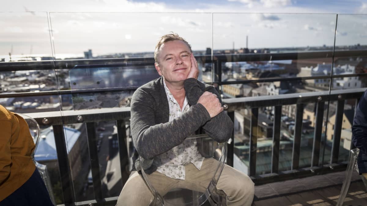 Stephan Elliott hotelli Tornin kattoterassilla.