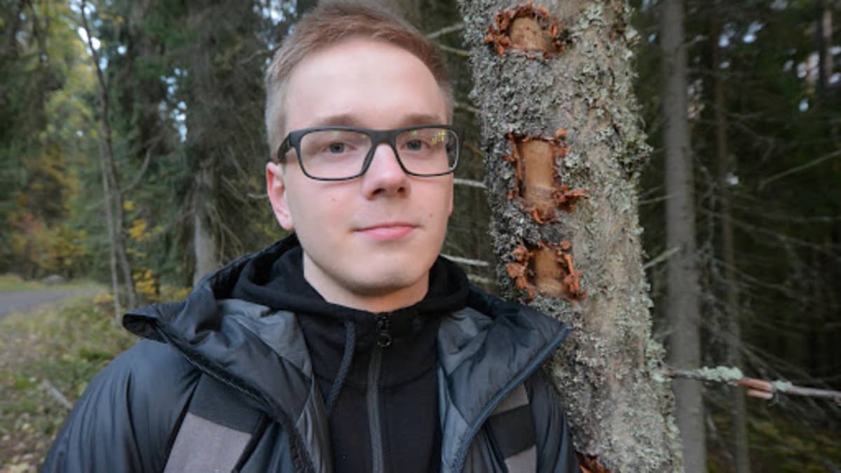 Luontokuvaaja Niilo Isotalo seisoo metsän laidassa Kuopion Puijolla.