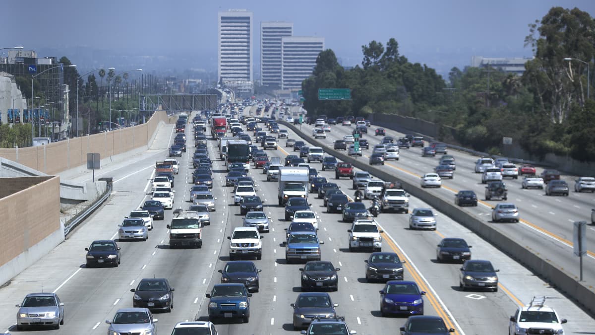Autoja moottoritiellä Los Angelesissa.