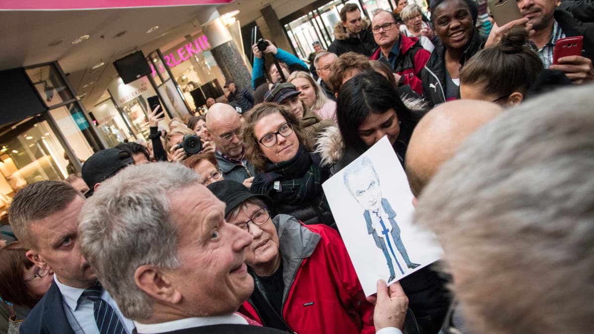 Tasavallan presidentti Sauli Niinistö tapasi rovaniemeläisiä Sampokeskuksessa ja muistutti omien valintojen merkityksestä.