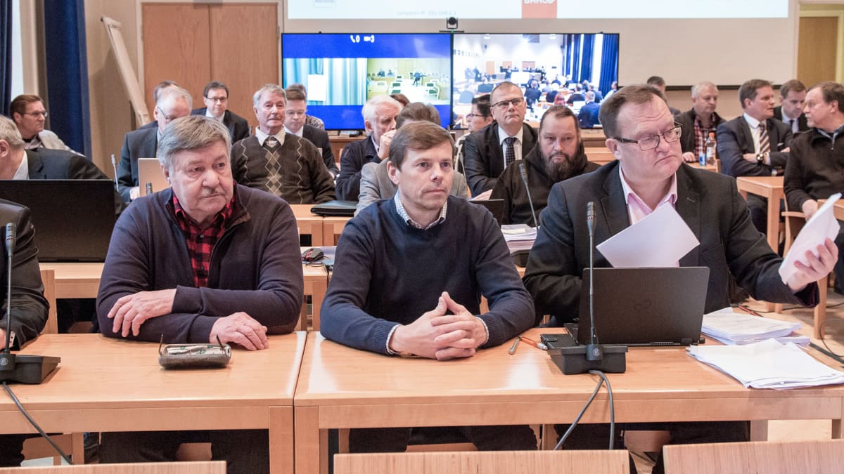 Sali on täpötäynnä ja osa syytetyistä seuraa Anna Mäkelän kuulemista etäyhteydellä Kittilän kunnantalolla.