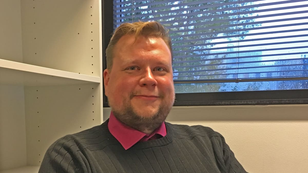 Tutkijatohtori Mikko Poutanen työhuoneessaan Tampereen yliopistolla