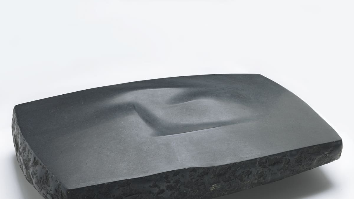 Harry Kivijärvi, Andreaksen kivi, 1963, musta graniitti, Moderna Museet Tukholma.