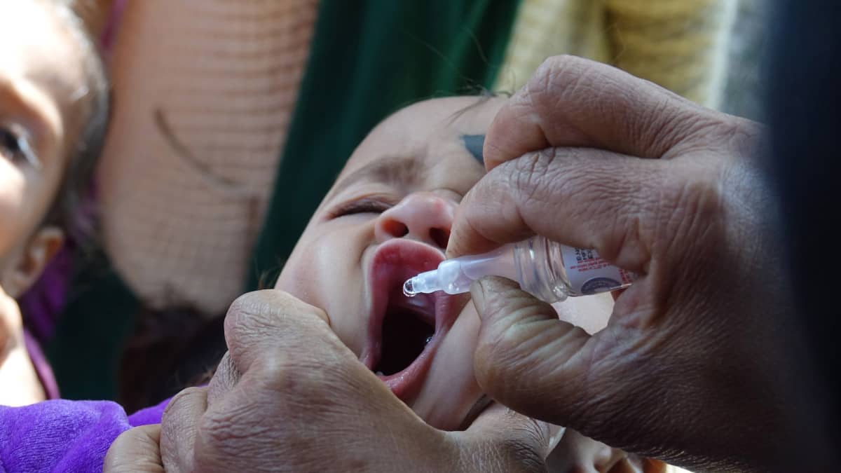 intialaislapsi saa poliorokotteen