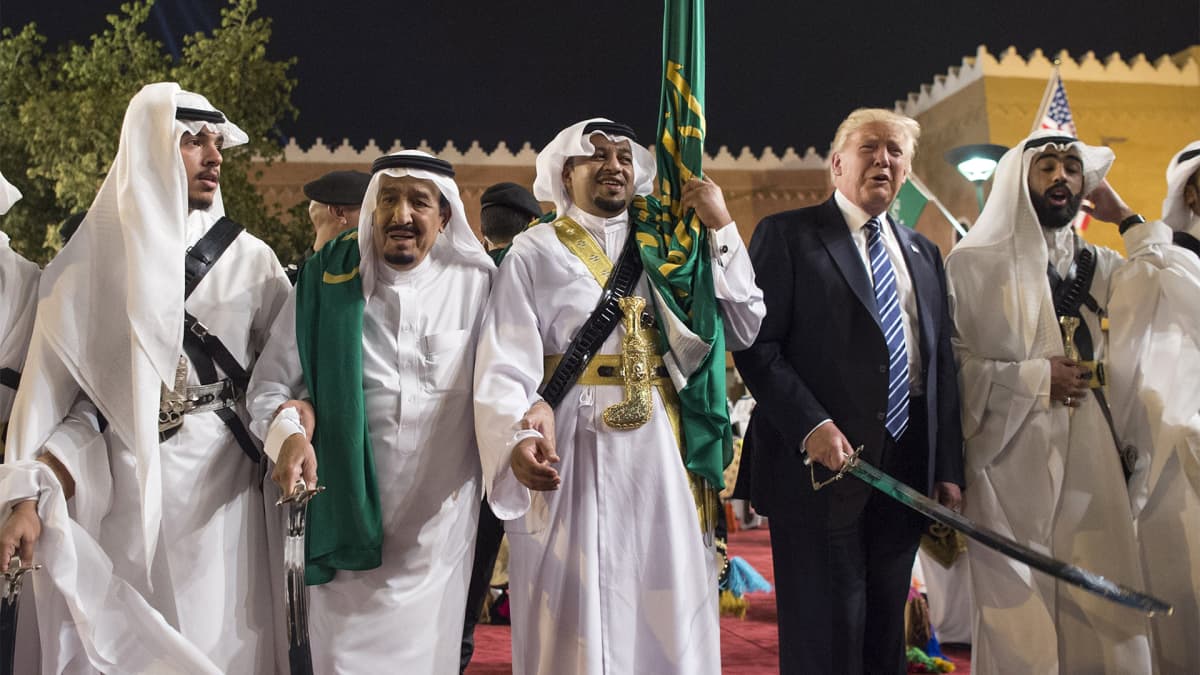Donald Trump teki ensimmäisen ulkomaanmatkansa presidenttinä Saudi-Arabiaan toukokuussa 2017. Riadissa Trump osallistui miekkatanssiin kuningas Salmanin kanssa. 