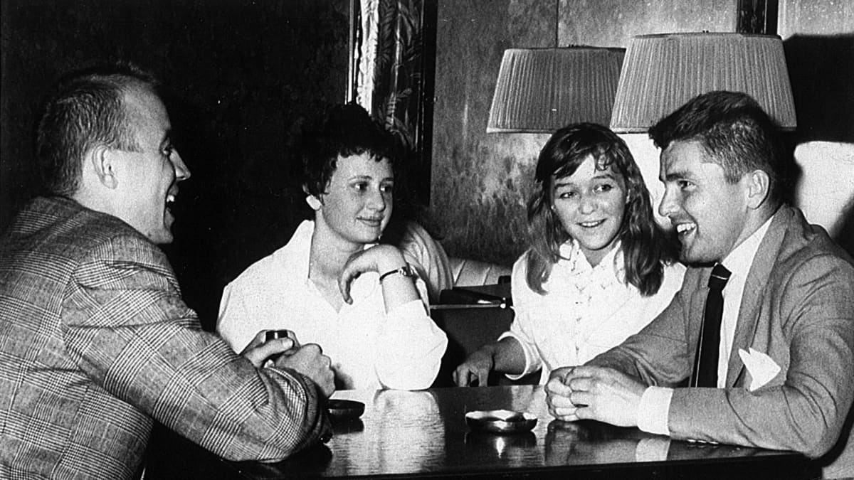 Eeva Karikoski (Lennon) ja Elina Salo miesseurassa Kämpissä opiskelijoina.