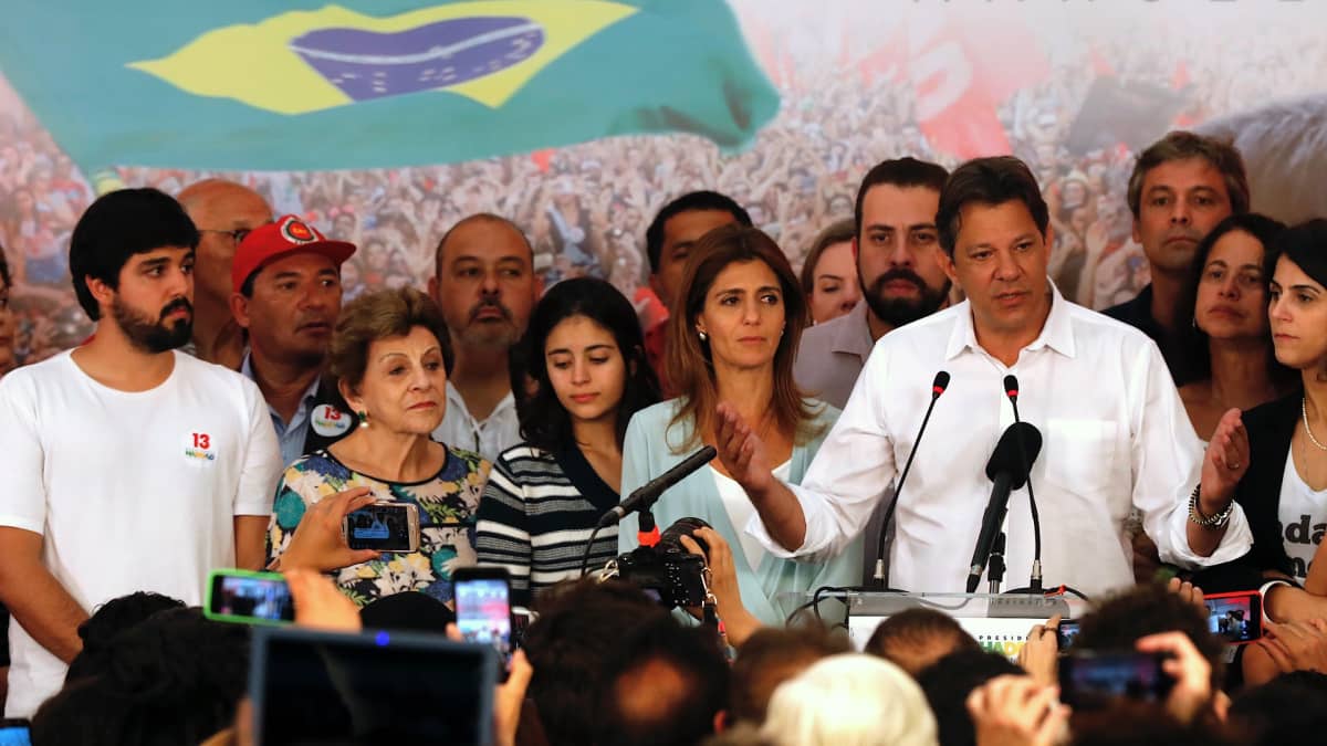 Sosialistien ehdokas Fernando Haddad puhuu vaalivalvojaisissa Sao Paulossa.