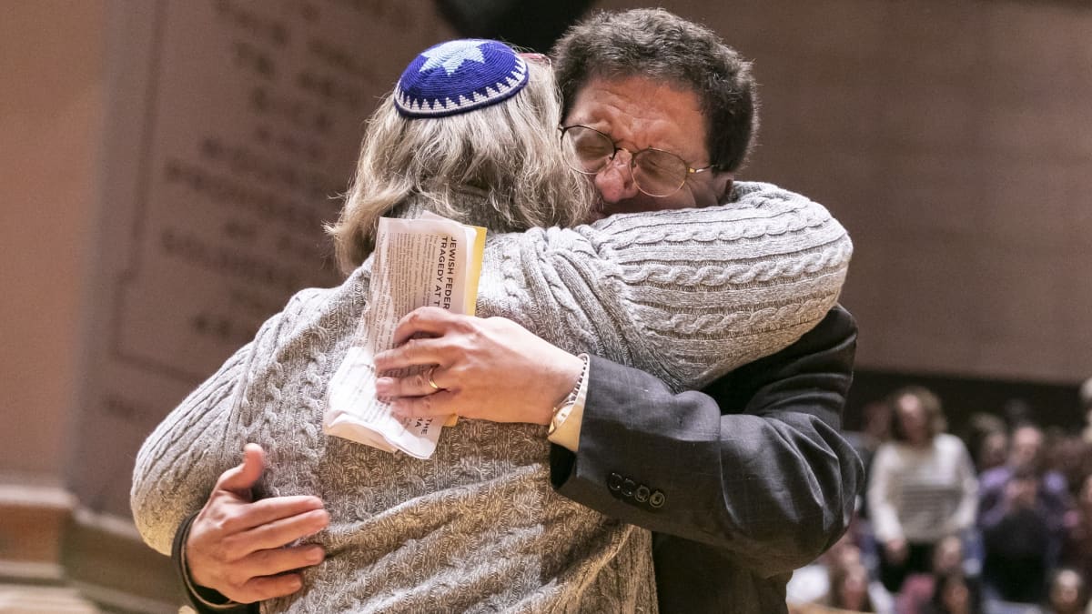 Pittsburghin juutalaisyhteisön jäsenet surivat synagogaiskun uhreja 28. lokakuuta 2018.