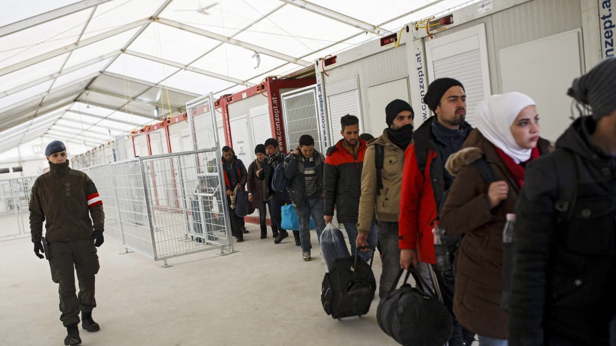 Siirtolaisia odottamassa vastaanottokeskukseen pääsyä Itävallan ja Slovenian rajalla.