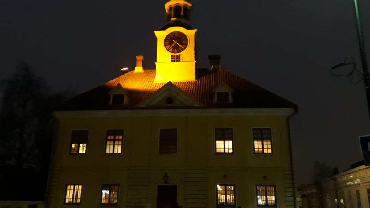 Rauman Raatihuone iltavalaistuksessa.