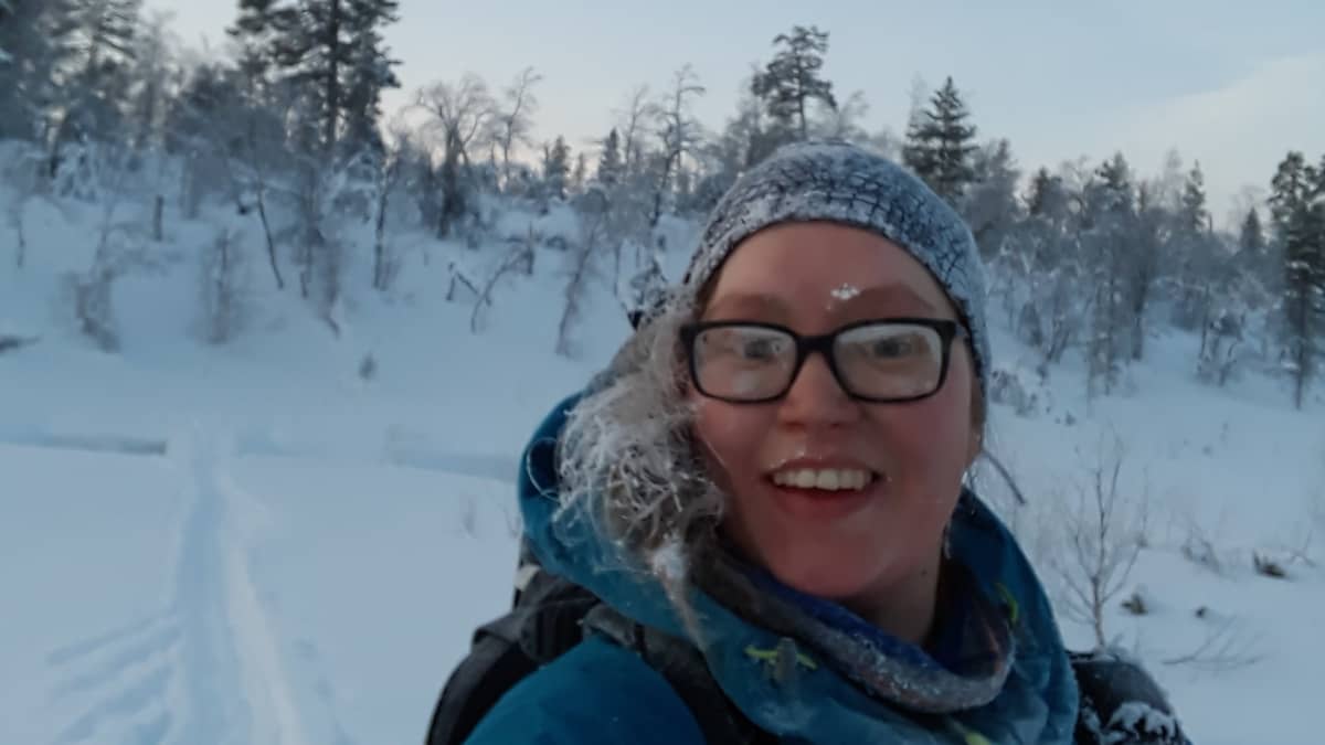 Sara Kinnunen talvimaisemassa Lapissa.