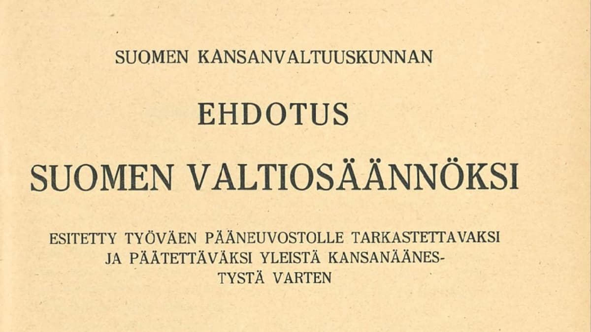 Valtiosääntöehdotuksen kansilehti, jossa lukee: Suomen kansanvaltuuskunnan ehdotus Suomen valtiosäännöksi. Esitetty työväen pääneuvostolle tarkastettavaksi ja päätettäväksi yleistä kansanäänestystä varten.