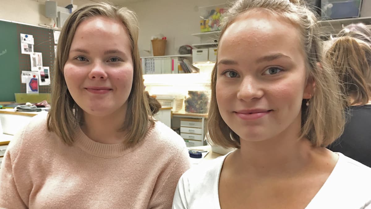 Sara Toijala ja Netta Markkula käsityötunnilla.