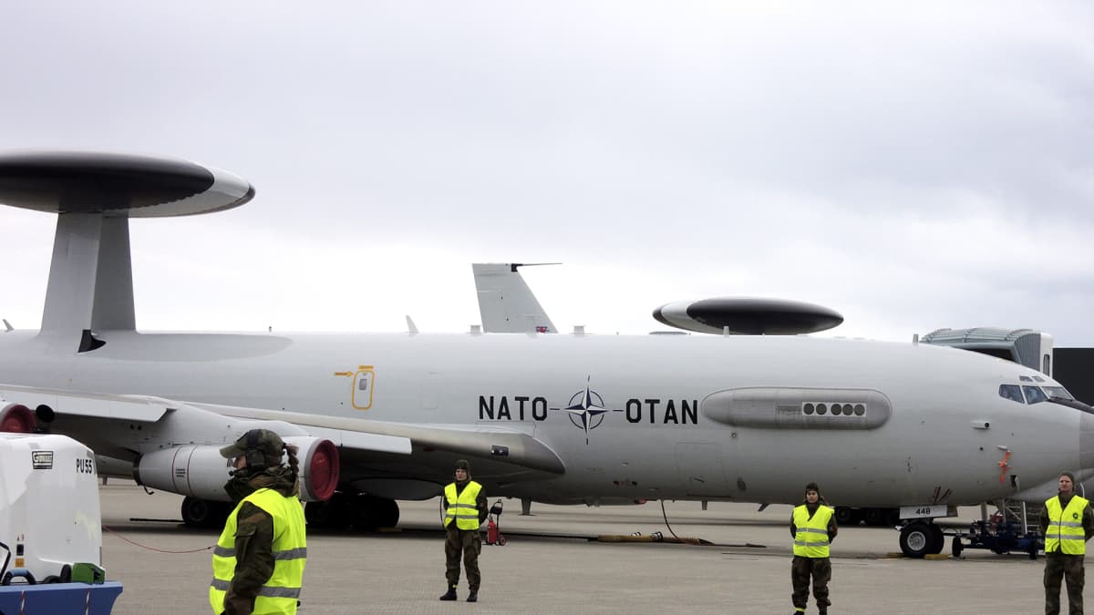 Sotilasliitto Naton E-3A AWACS ilmavalvonta- ja taistelunjohtokoneita Örlandin tukikohdassa Norjassa 31. lokakuuta.