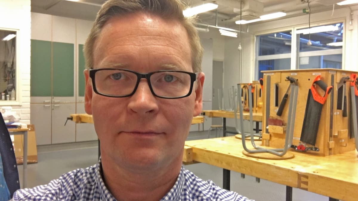 Lempäälän koulun apulaisrehtori Jussi Karjalainen teknisten töiden luokassa.
