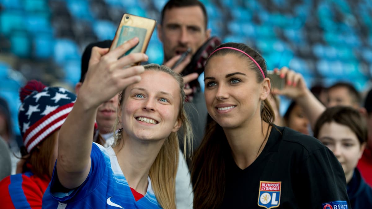 Fani kuvaa selfietä Alex Morganin kanssa