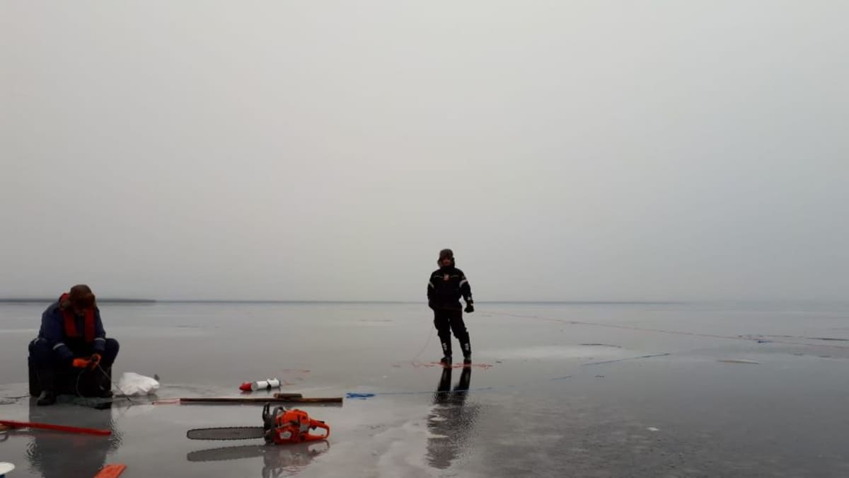 Ammattikalastaja Jani Äärelä seisoo Lokan tekojärven jäällä verkkonaru kourassaan perjantaina 16.11.2018.