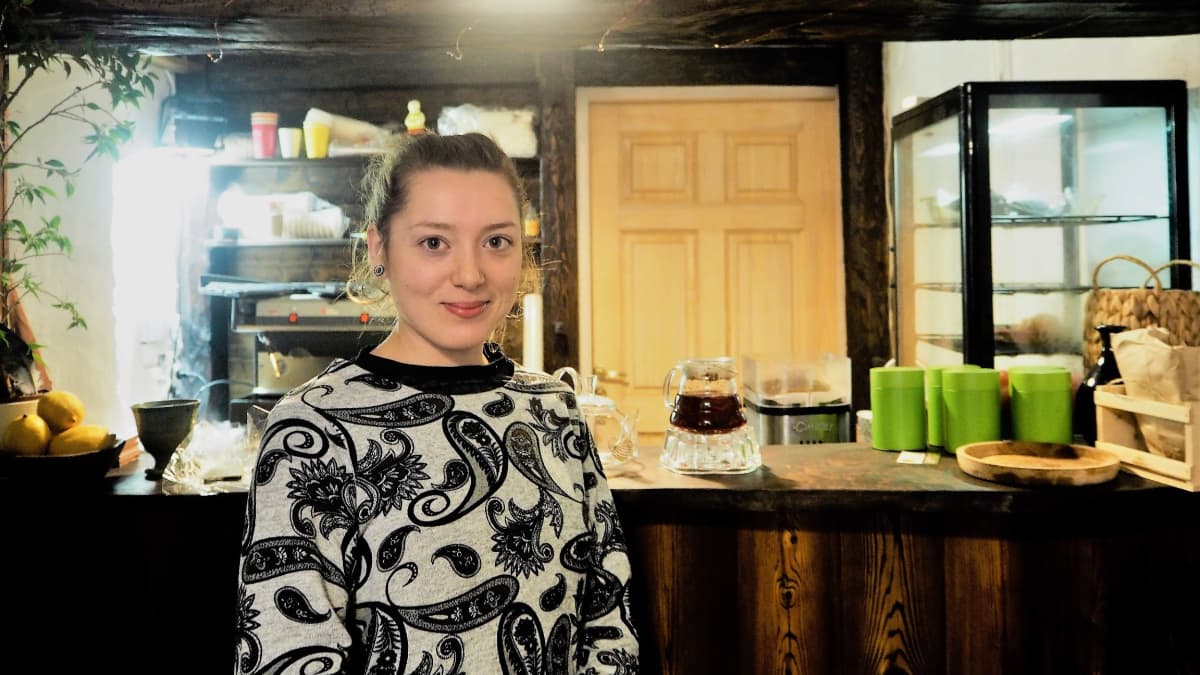 Ariadna Golubenko pitää Tallinnassa luontaistuotekauppaa.