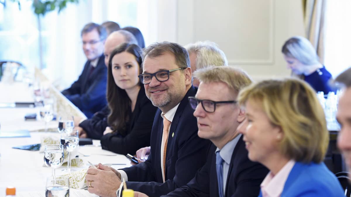 SDP:n kansanedustaja Sanna Marin, pääministeri Juha Sipilä, ympäristöministeri Kimmo Tiilikainen ja RKP:n Anna-Maja Henriksson - Pääministeri Juha Sipilä kutsui eduskuntapuolueet koolle pääministerin virka-asunnolle Kesärantaan ilmastopolitiikan pyöreään pöytään 20. marraskuuta