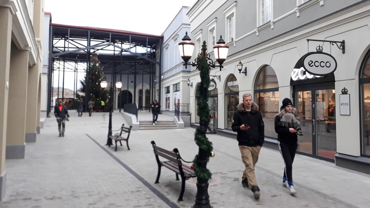 Ostoskylän kadulla ensimmäisiä asiakkaita.