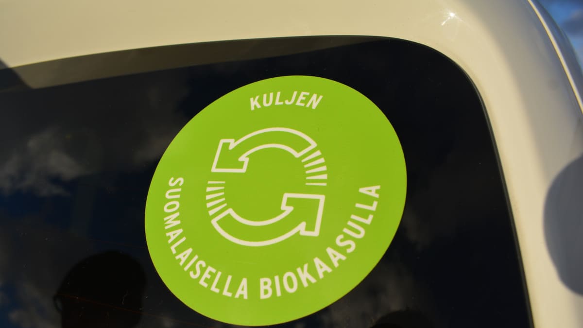 Kaasuautossa oleva merkki kertoo, että auto kulkee biokaasulla.